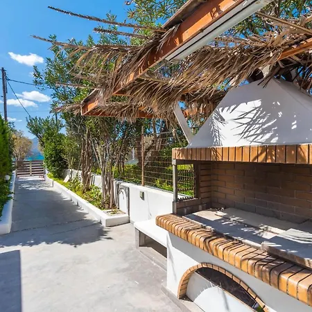 Play On The Daire Adamantas (Milos)